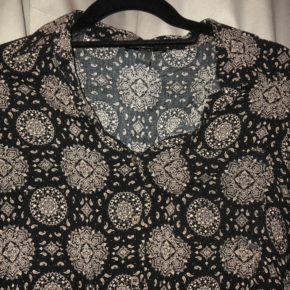 Ivory and black medallion crop shirt - Picture 2 of 2